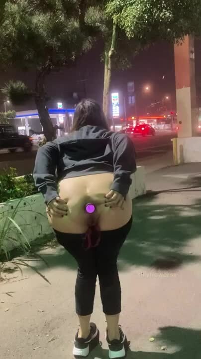 woman puts plunger in her ass with Skarlet HOT — ass tube video